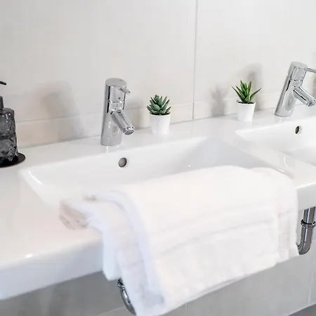 River Lux Loft - 5min To Hbf Apartment